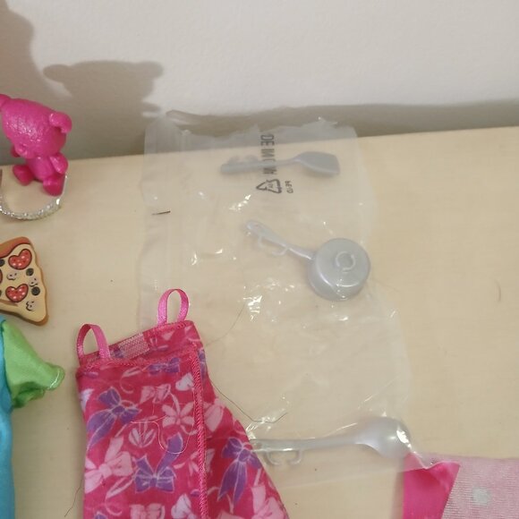Assorted Barbie clothes and accessories - 20 pieces - Picture 7 of 8